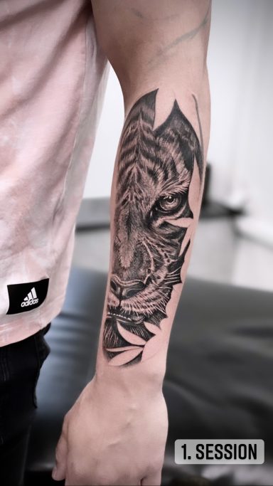Tattoo auf dem Unterarm mit komplexem, spiralförmigem Design in Schwarz.