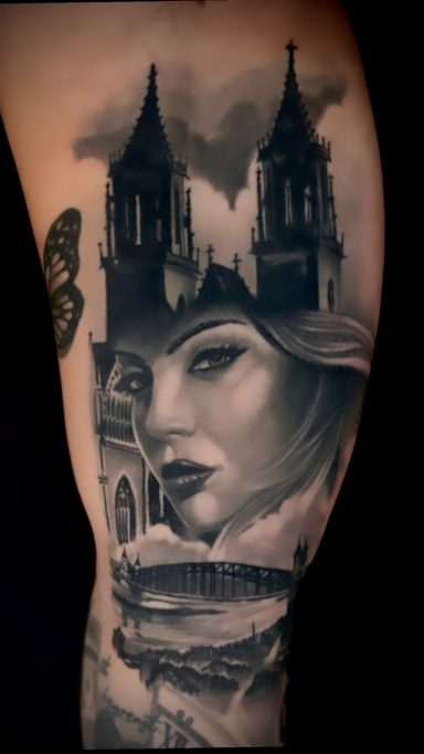 Vollkörpertattoo einer Frau mit architektonischen Elementen im Hintergrund.